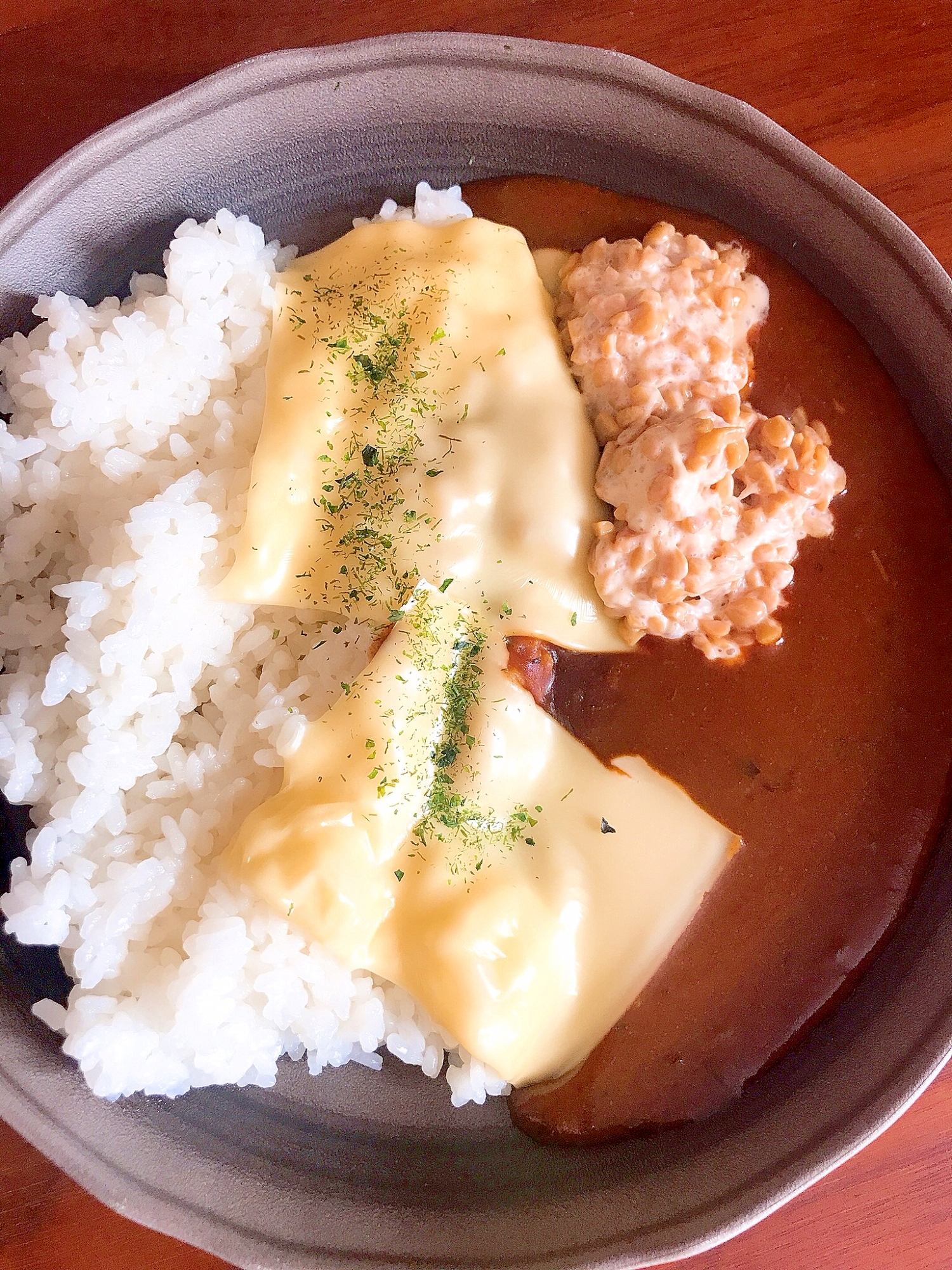 レトルトカレーにトッピング★チーズマヨ納豆カレー