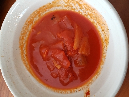 キャベツと肉団子入りトマトスープ