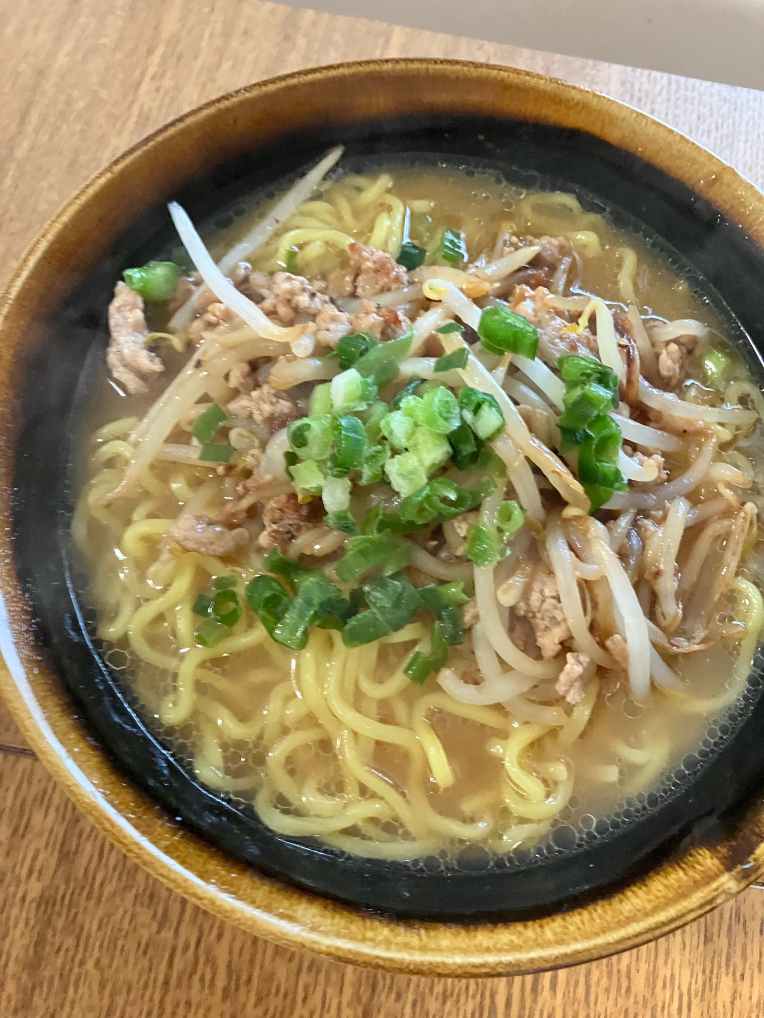 市販のラーメン　ひき肉のせ