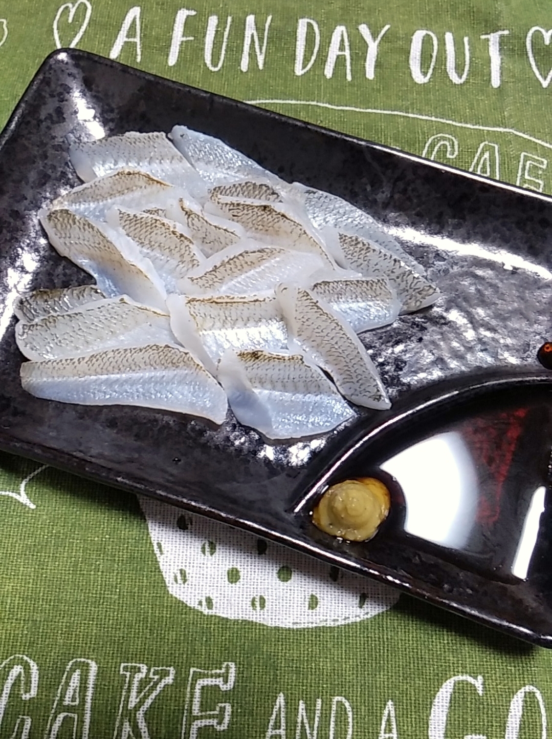 黒い角皿に盛り付けられたキスの炙り