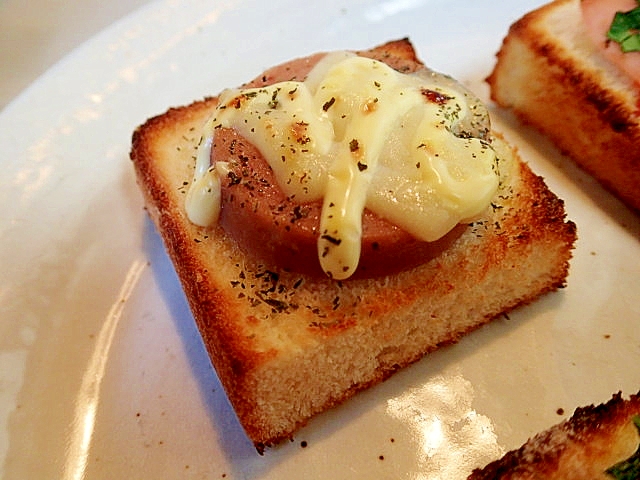 おさかなのハンバーグととろけるチーズのミニトースト