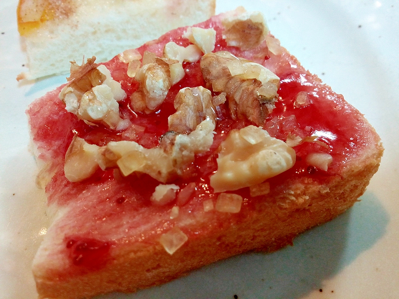 苺ジャムと胡桃のミニトースト
