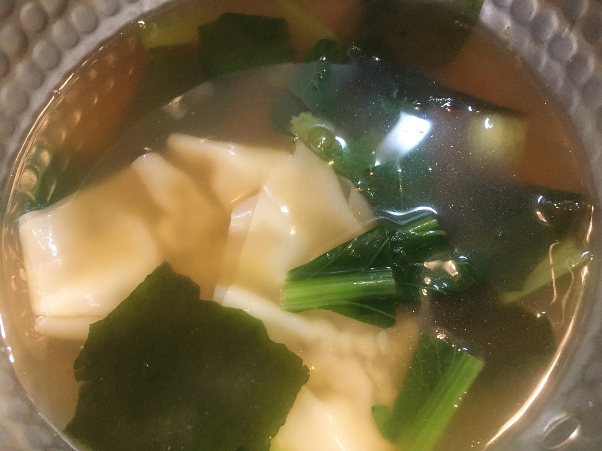 小松菜、ワンタン、わかめの味噌汁