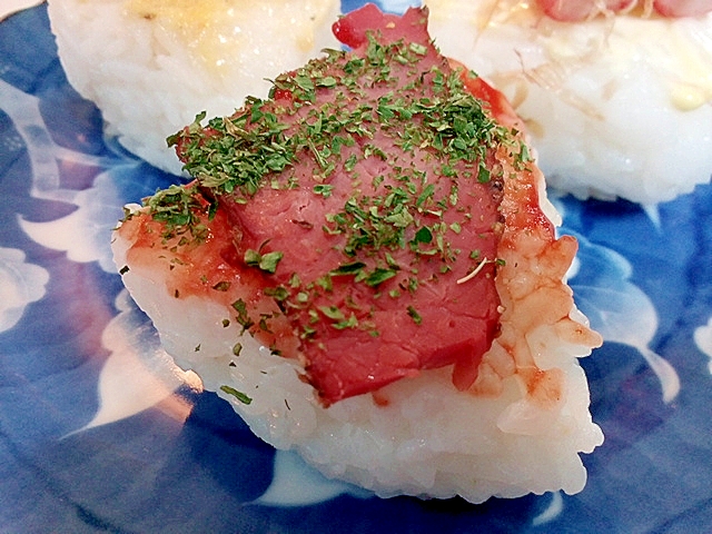 ケチャで　ペッパービーフハムとパセリの焼きおにぎり