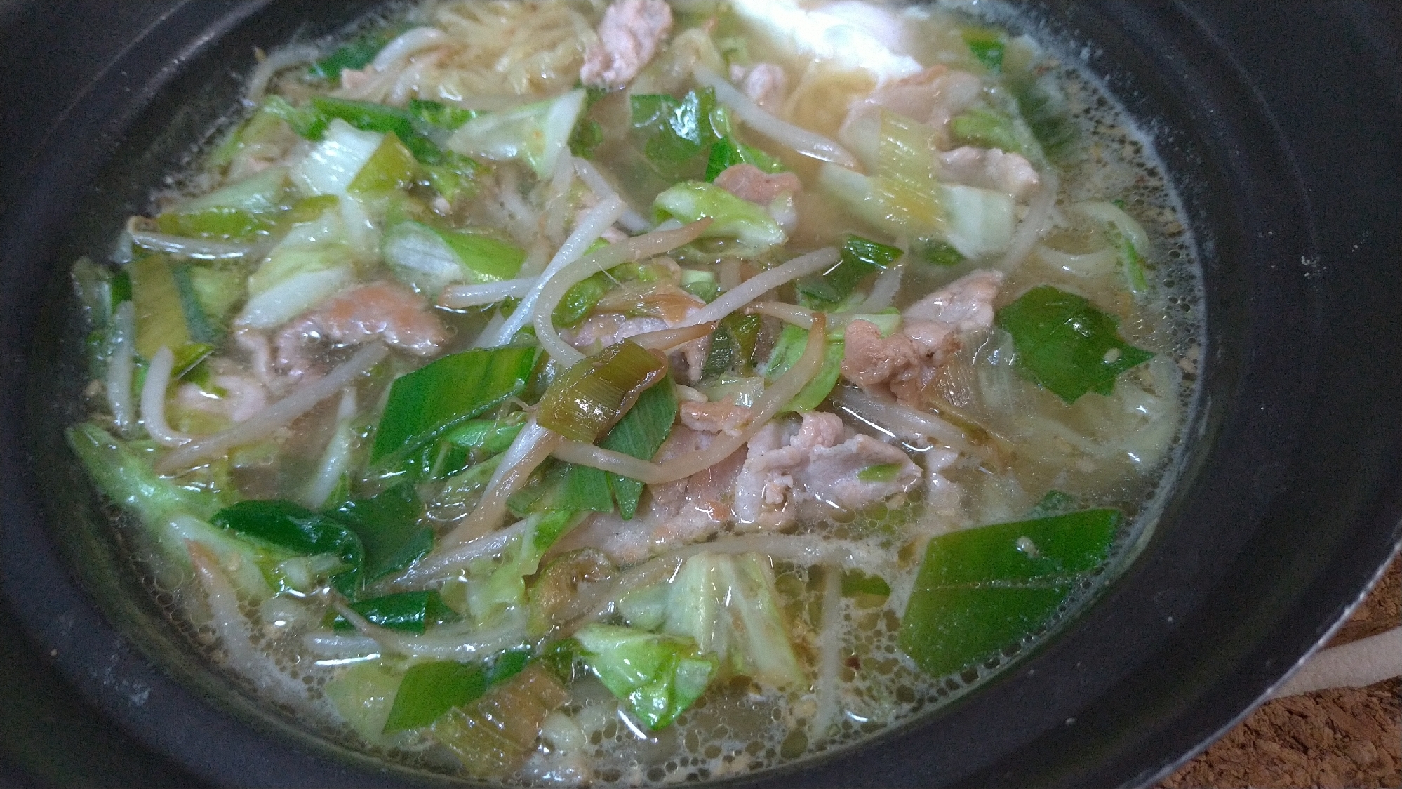 ラーメンに豚肉ともやしとキャベツものせて