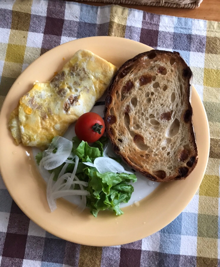 はごろも煮オムレツとレーズンパンの朝ごはん