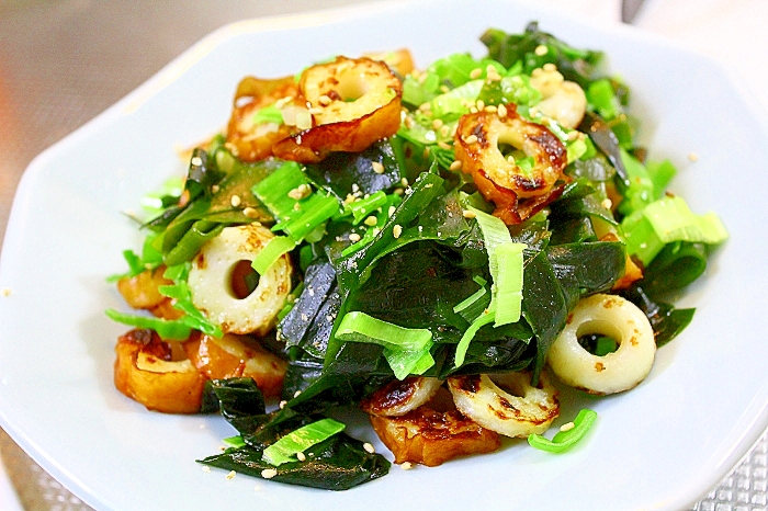 ワカメと竹輪とネギの炒めもの