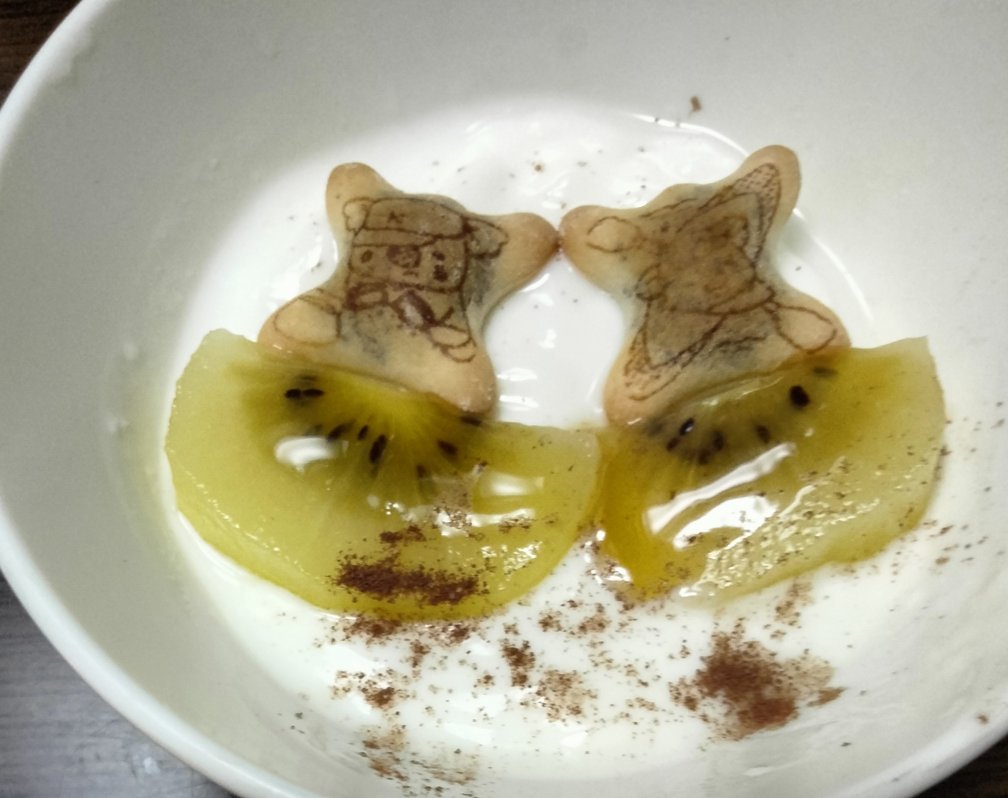 今日のヨーグルト♡キウイに乗ったコアラのマーチ