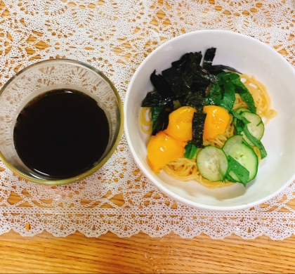 夏野菜ｵｨｼｨですねෆˎˊ˗パプリカやきゅうりで作りました✧˖°まっ黒は海苔がたくさんです！素敵なレシピありがとうございます♪(⑅ᴗ͈͈ ᴗ͈)⁾⁾⁾ᵖᵉᵏᵒ♡