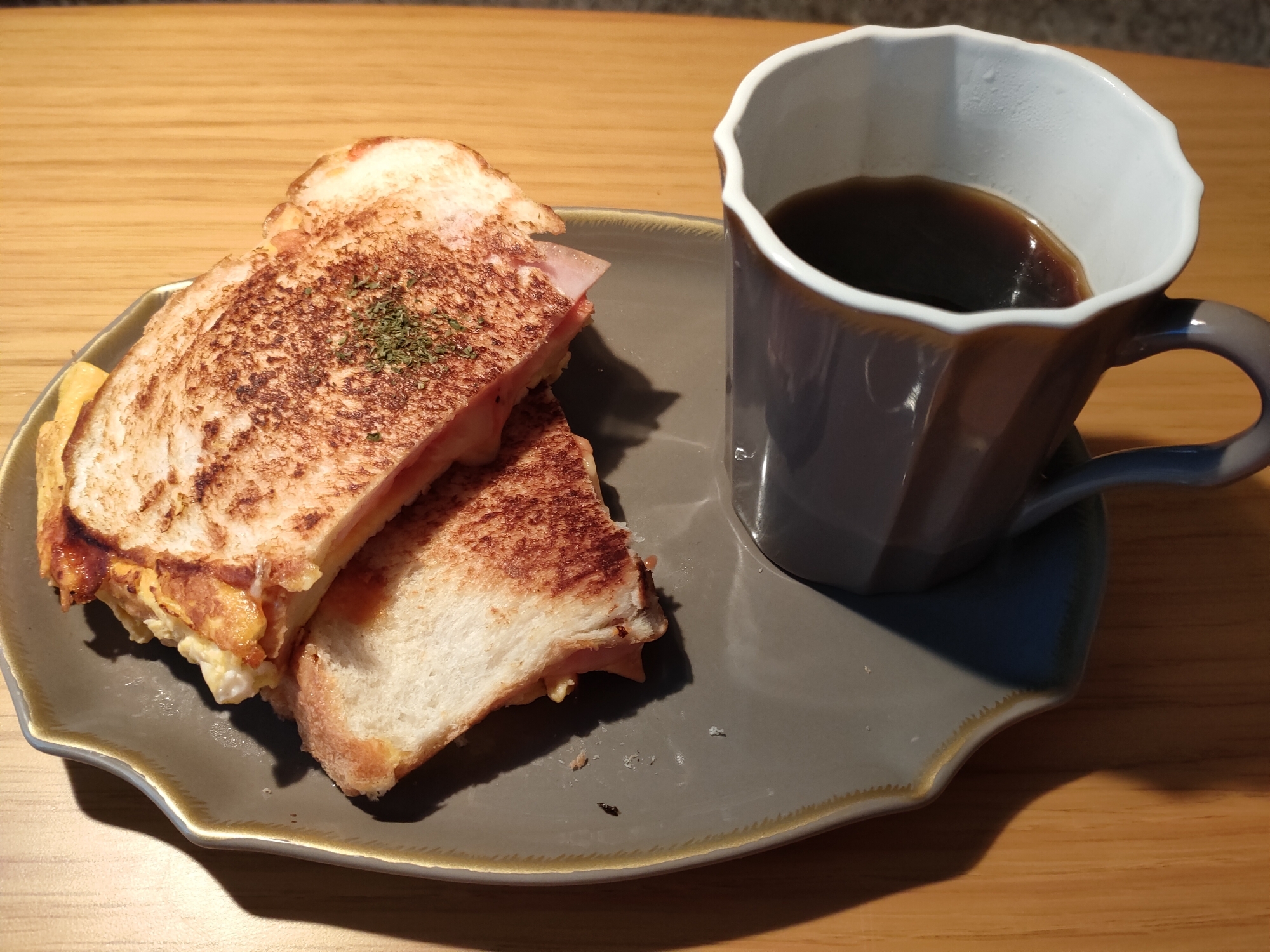 フライパンで作るホットサンドイッチ