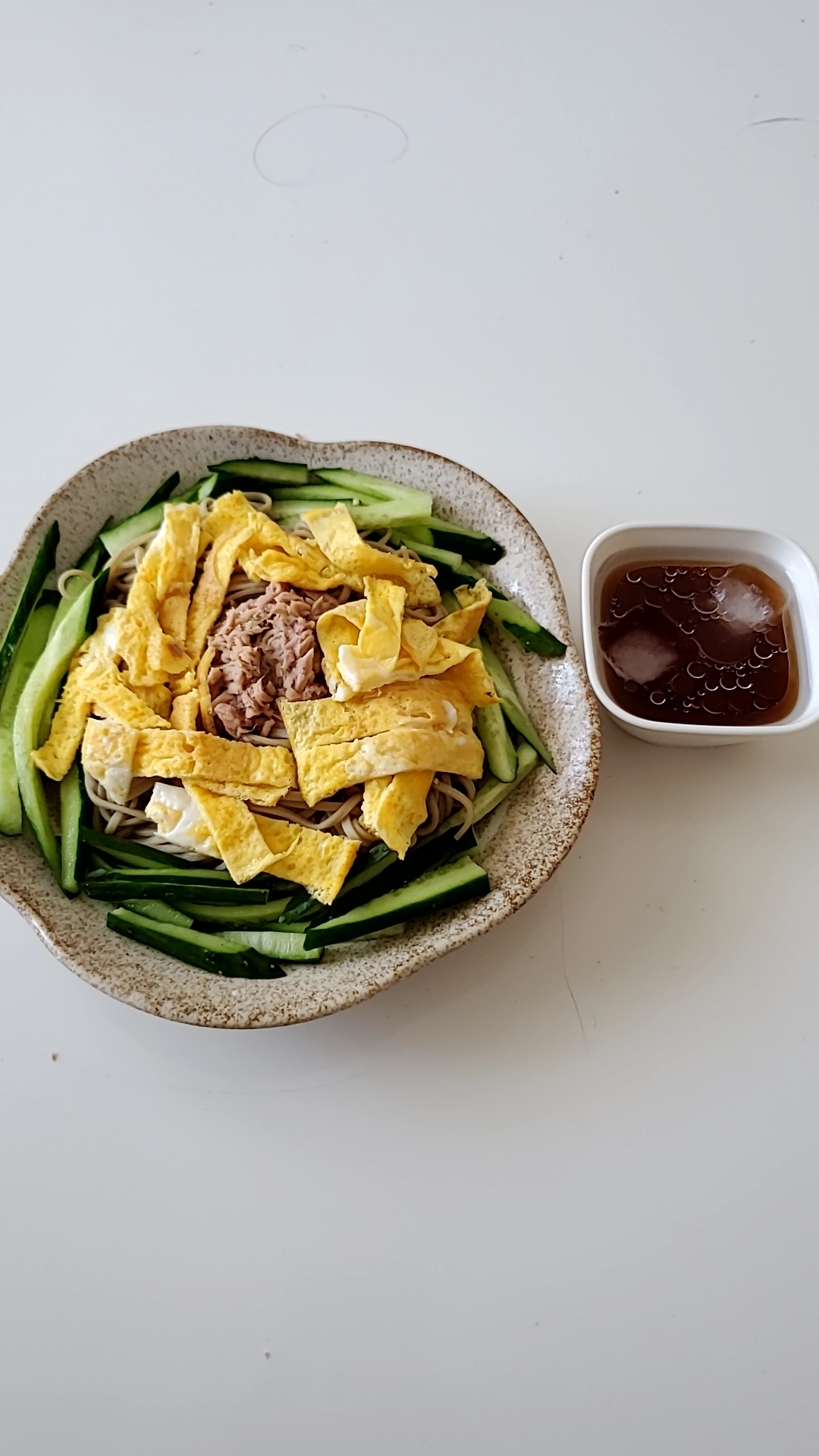夏にさっぱり！冷やしツナのせそば