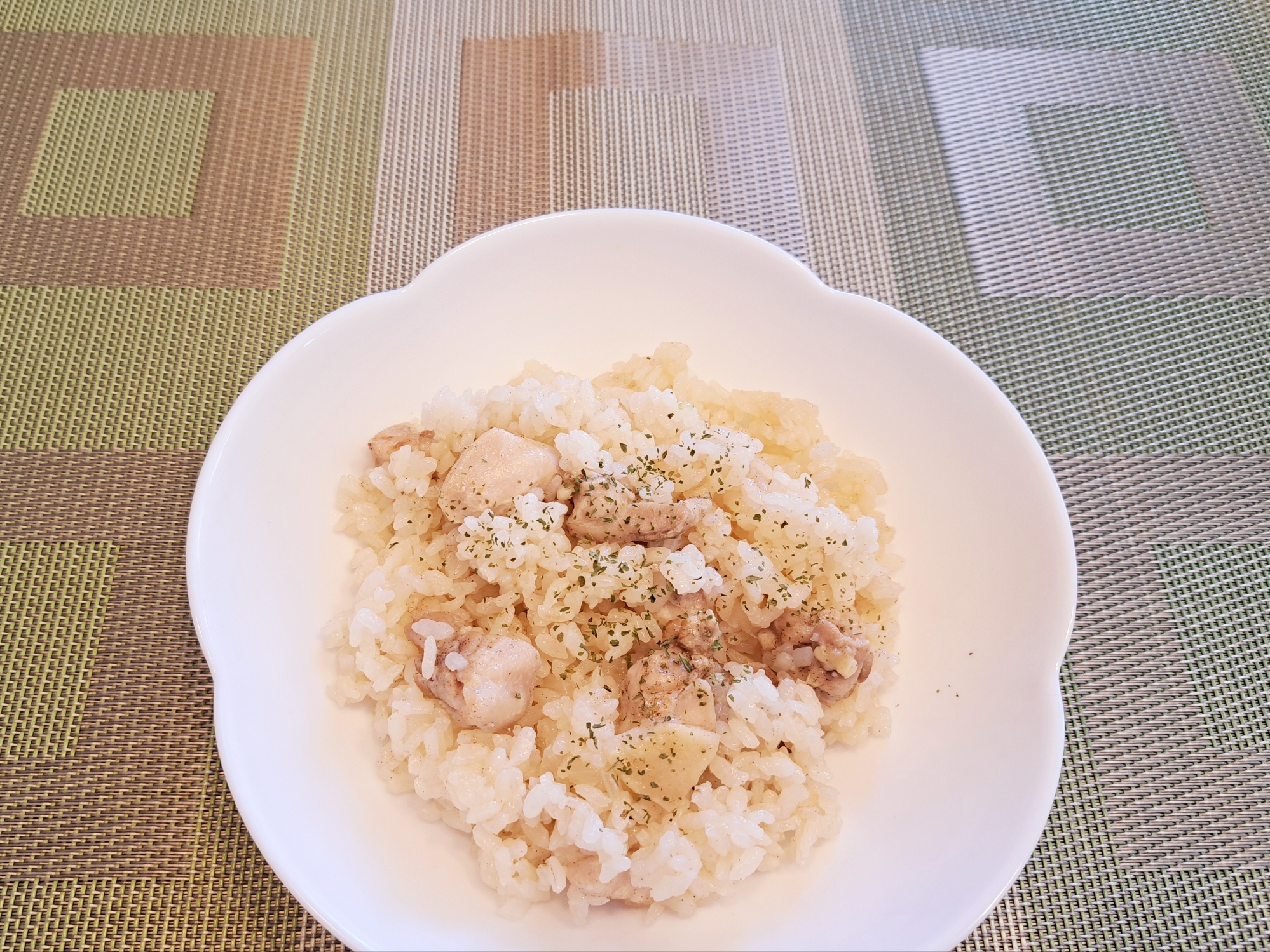 ガーリックバター風味 塩味のチキンピラフ