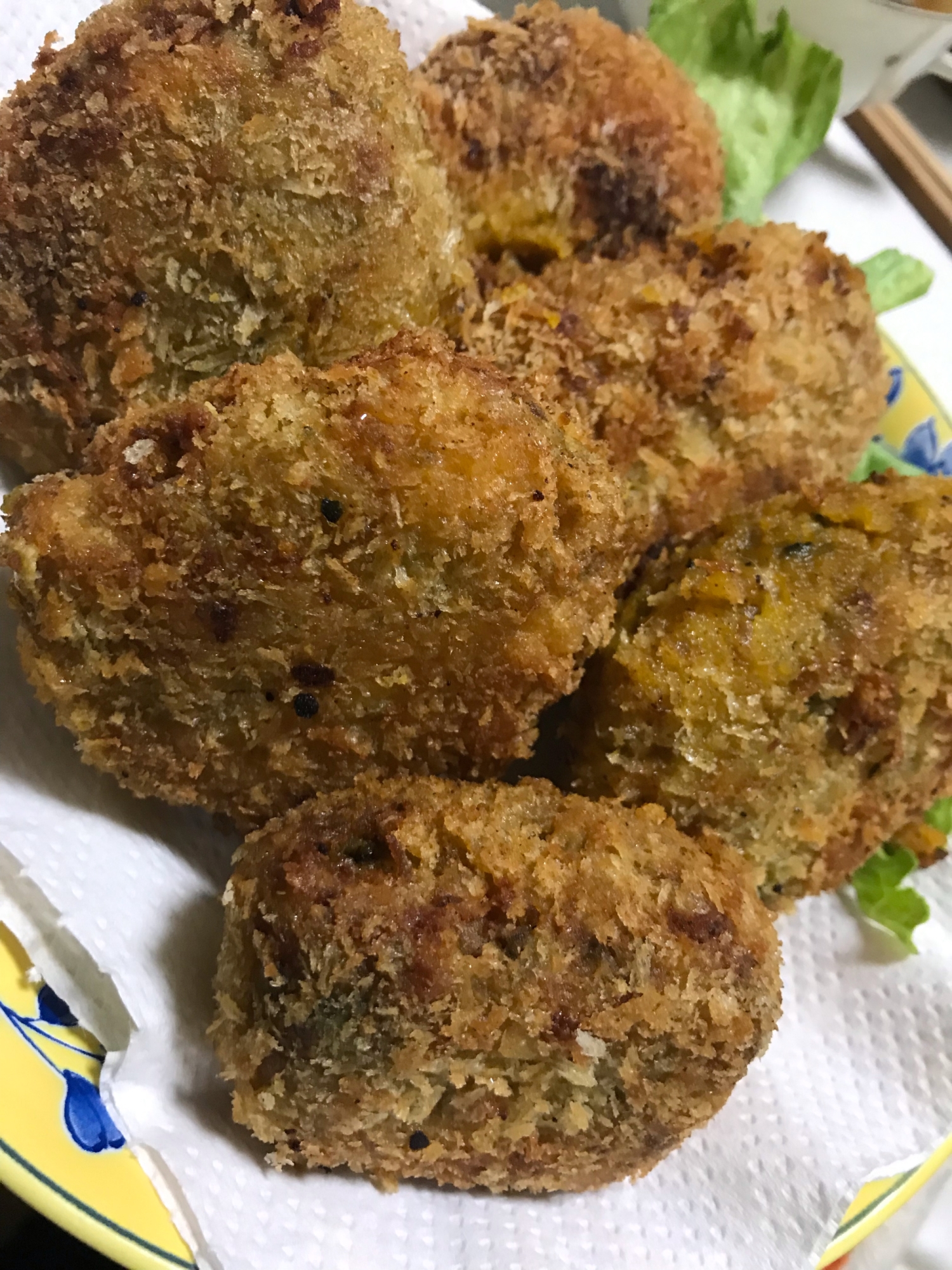 キッチンペーパーにのせた生姜焼き入りかぼちゃコロッケ