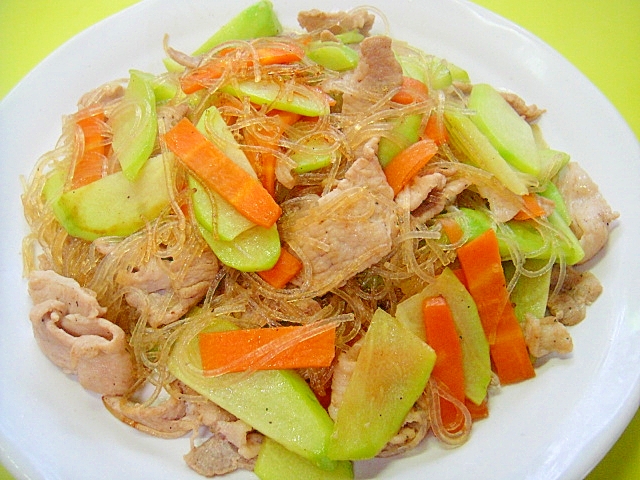 隼人瓜と豚肉春雨の中華炒め