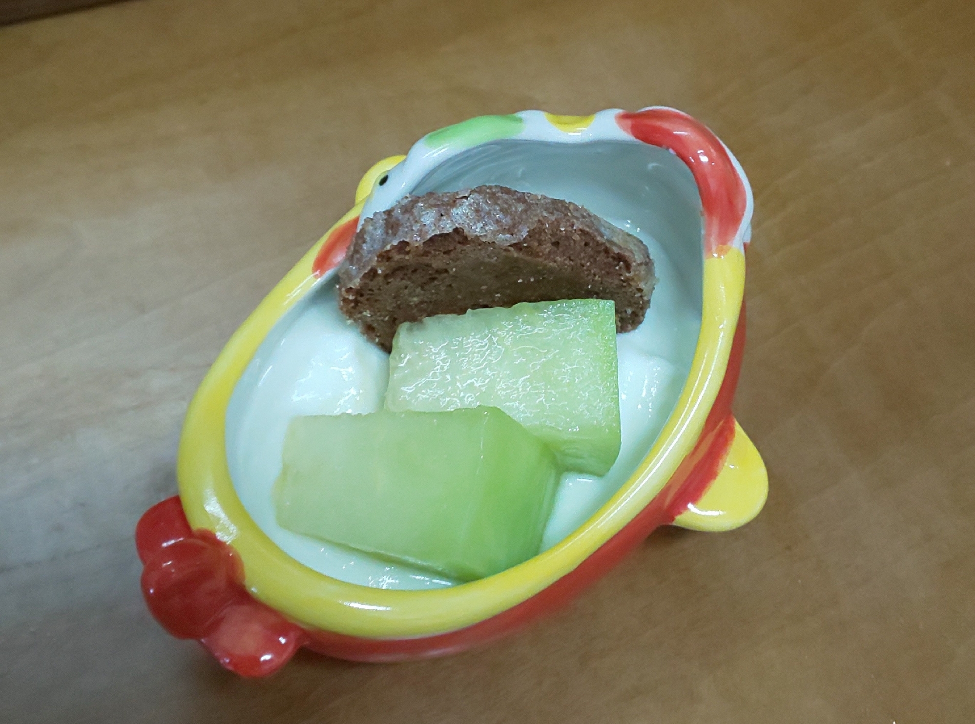 ヨーグルトにメロンとクッキーを♪