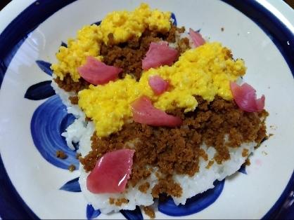 豚そぼろと小松菜の三色丼