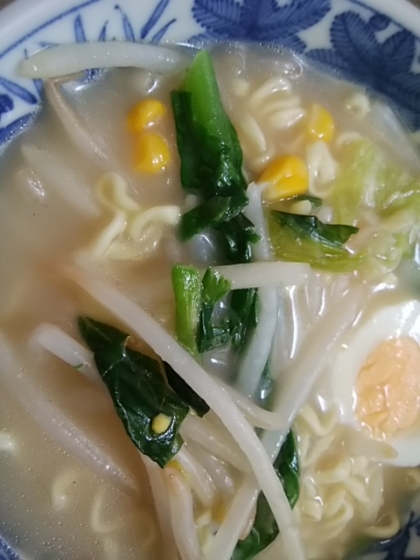 市販の豚骨スープでもやし、にらラーメン