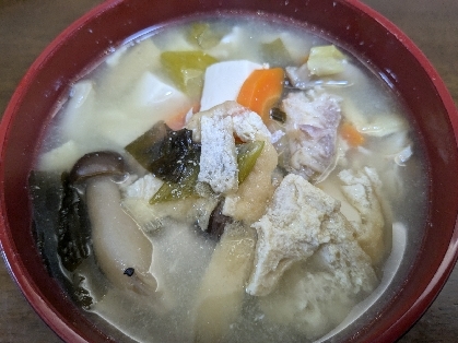 カレイは捌きましたが、平べったいから可食部は結構少ないですね。卵ももちろん投入です。他は具沢山で頂きました。
