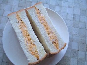 こんばんは(*^-^*)　ロールパンがないので食パンで卵サンドです。　ゆで卵は作り置きがあるとすぐにできて助かりますよね♡　ふんわり美味しかったです＾＾*