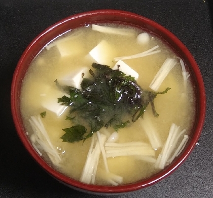 こんばんは〜うちの紫蘇で作ってみました。お味噌汁に入れるのは初めてです。香りが良いですね(*^^*)レシピありがとうございました。