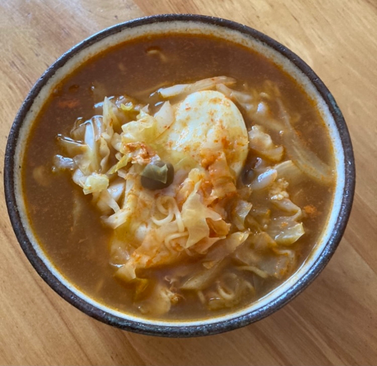 キャベツとしめじ、落とし卵の宮崎辛麺