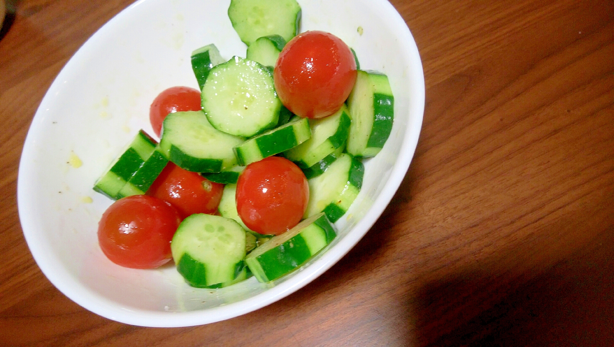 きゅうりとミニトマトのあまに油マリネ