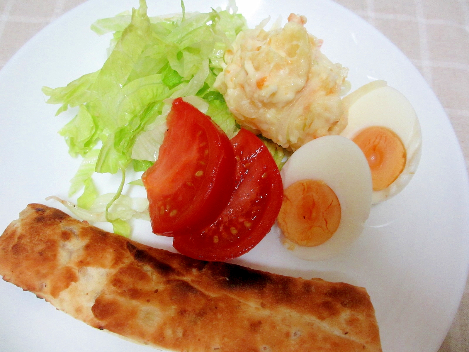 ゆで卵とポテトサラダの朝パンプレート