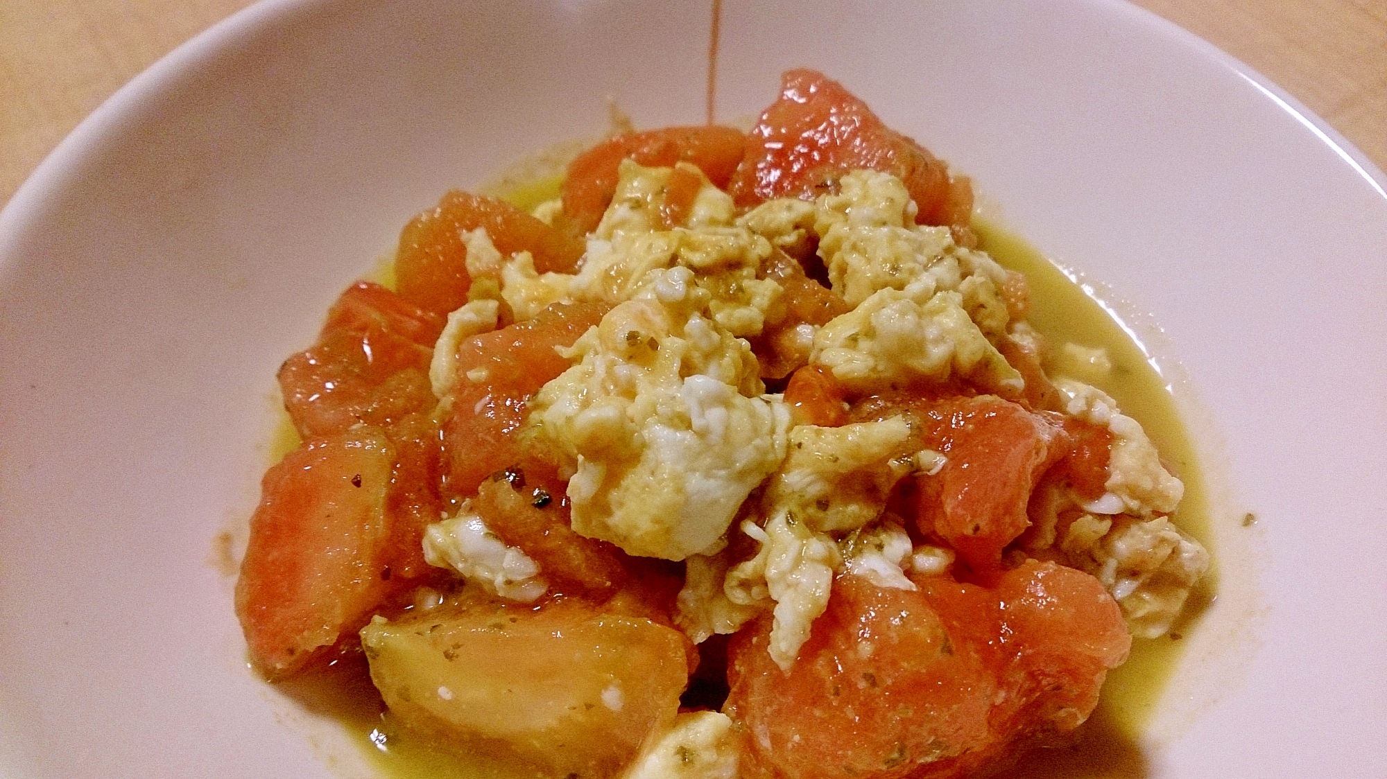 トマトと卵のバジルペースト炒め