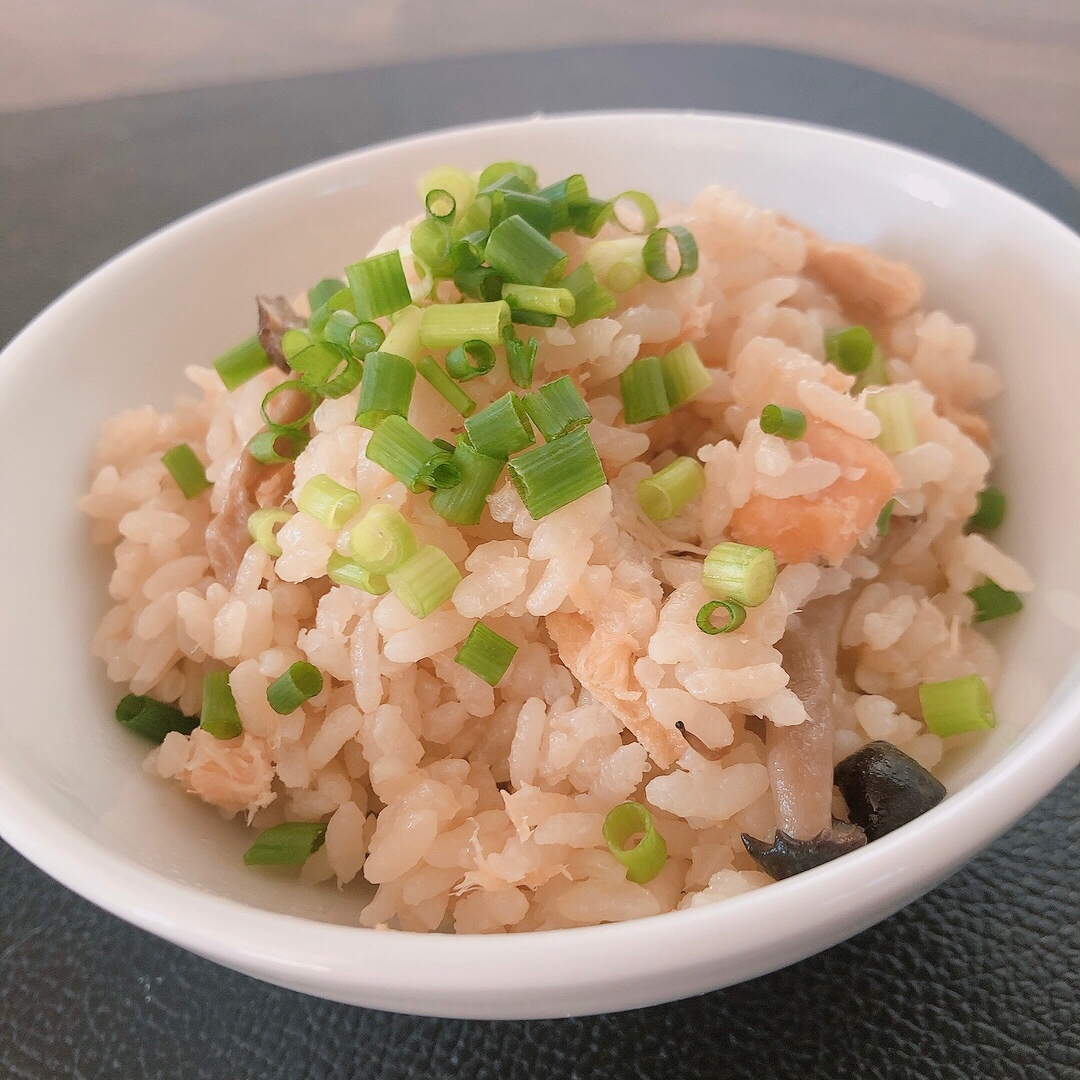 サーモンとしめじの炊き込みご飯