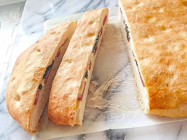 3種の具材をサンド!大きめのフォカッチャ♪