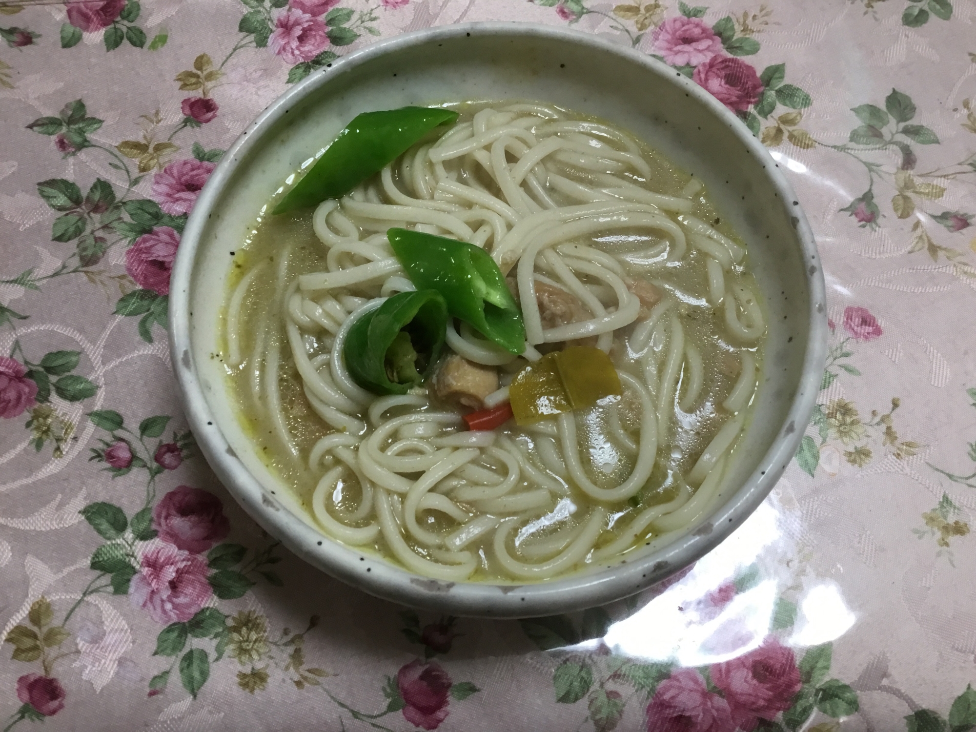 鍋でイナバの缶詰グリーンカレーうどん