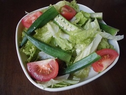 ごま油の香りのドレッシングで野菜がおいしく食べられるサラダでした。