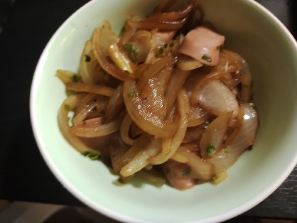 玉ねぎと魚肉ソーセージのソース炒め