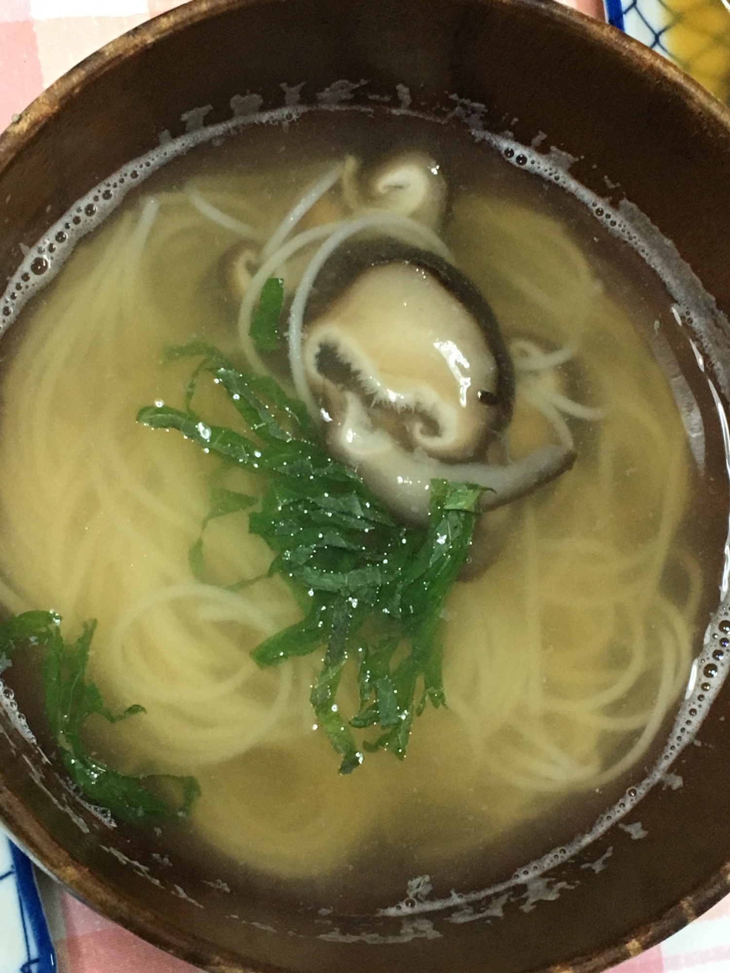 鯛のあらを湯引したお湯で大葉、椎茸、素麺のお吸い物