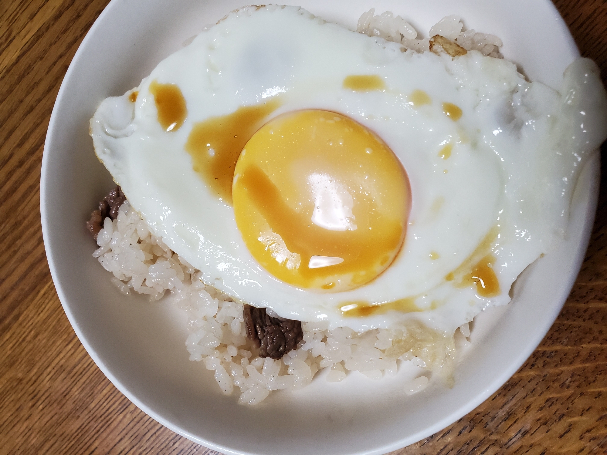 牛肉ライスの目玉焼き乗せ