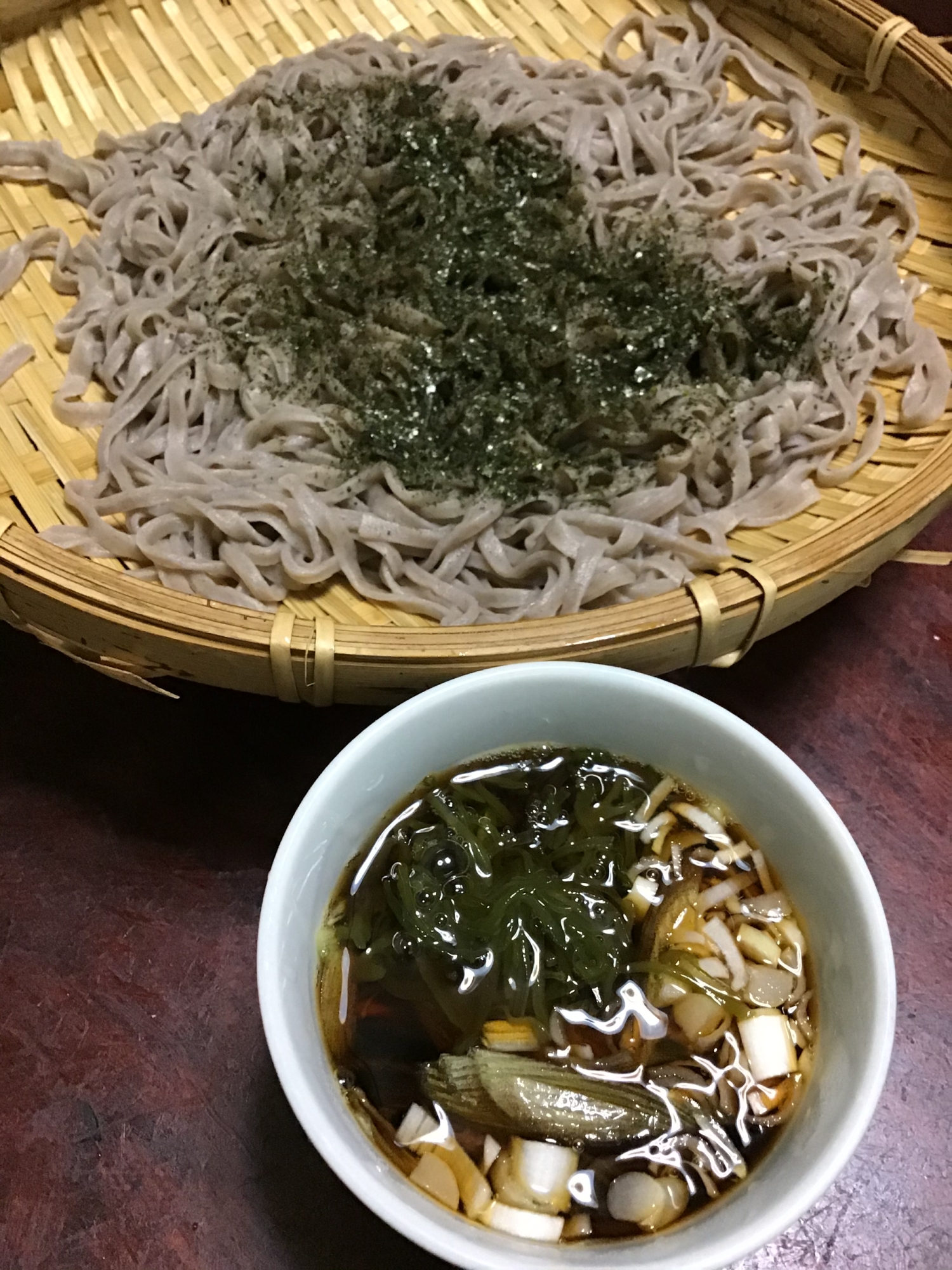 メカブとミョウガとネギの水沢風ざるそば。