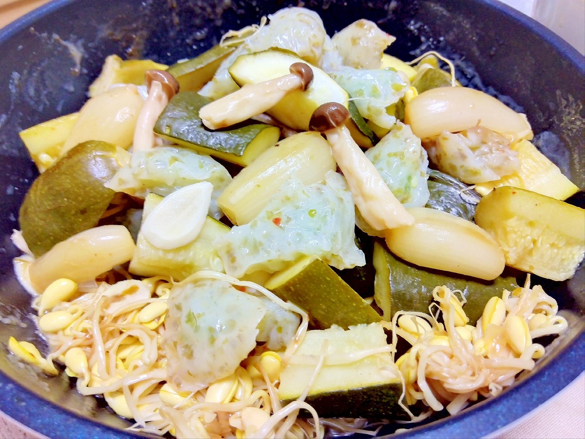 さしみ蒟蒻しめじ豆もやしズッキーニらっきょう蒸し煮