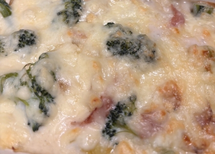 夕食にナチュラルチーズとブロッコリーのスパグラ