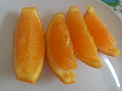 朝のフルーツにオレンジ♪
チビも一人でパクついてます（*^^*)/
いつもありがとう★