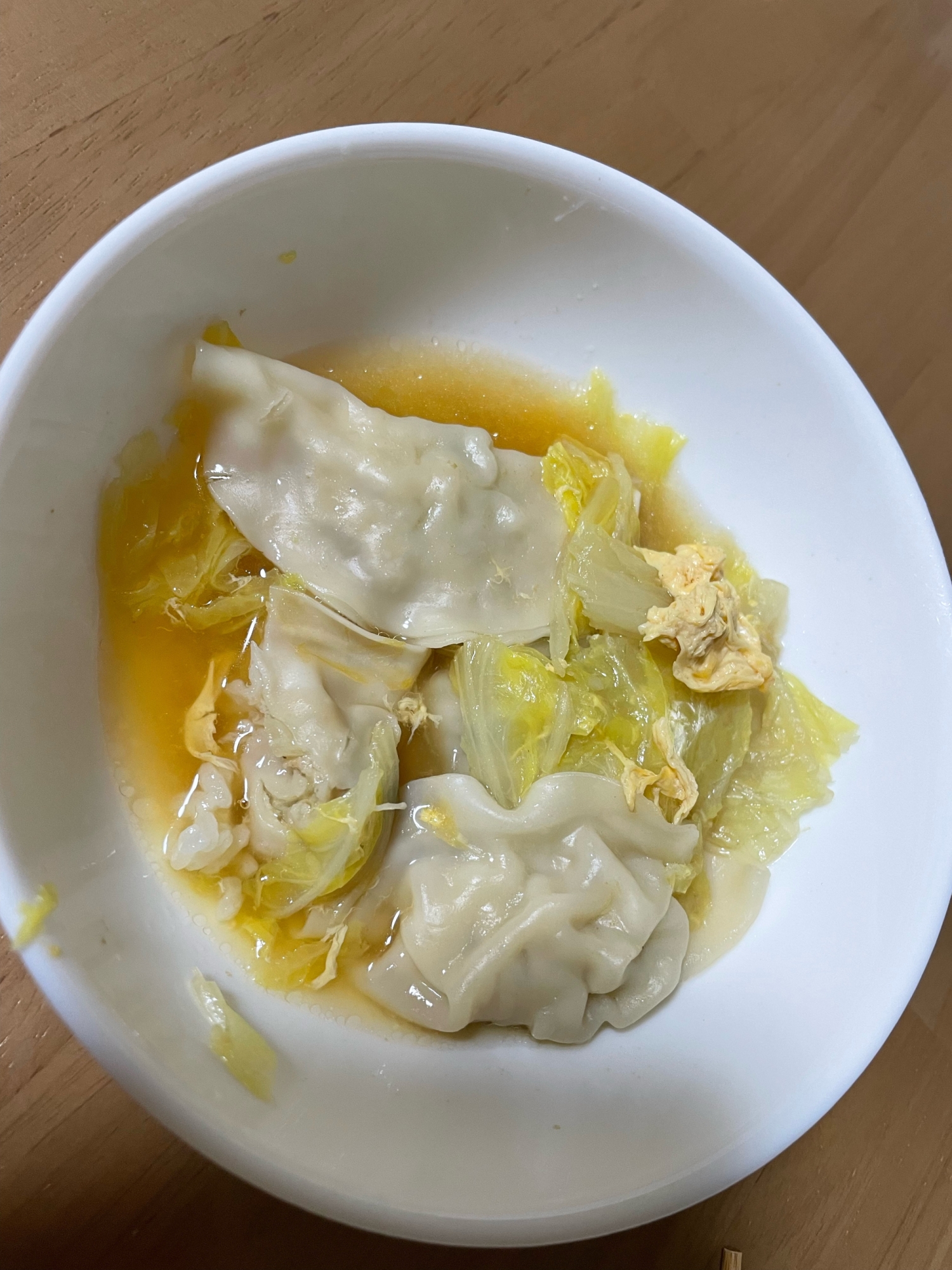 レタスと餃子の卵スープ
