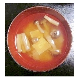 しめじと木綿豆腐の味噌汁（昆布だし・塩麹入り）