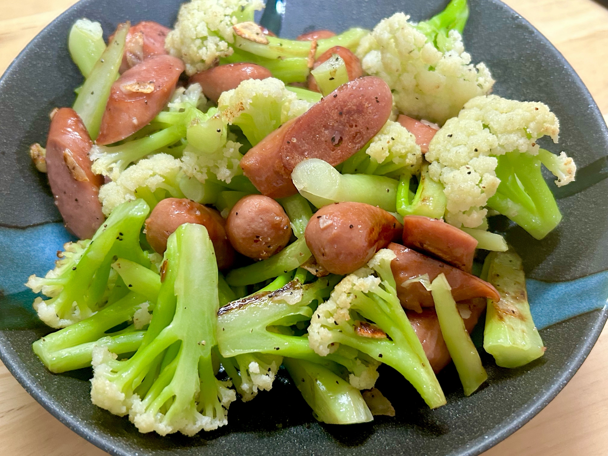 カリフラワーとウインナーの炒め物