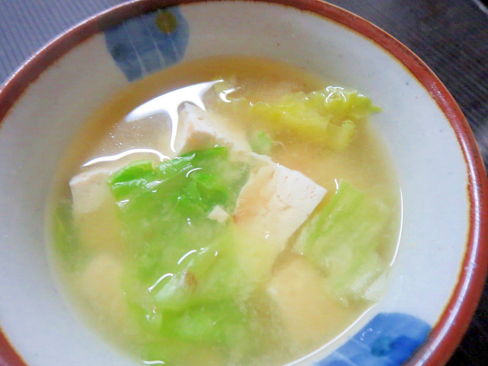生姜風味のレタスと豆腐と鰹節の味噌汁