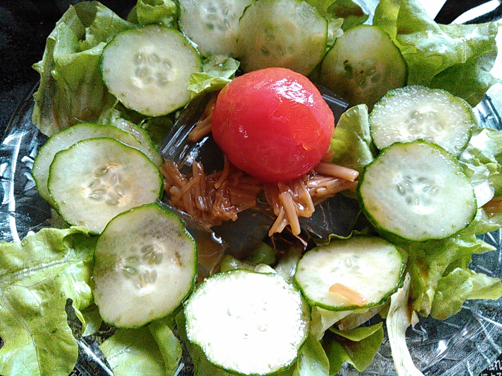 丸いキュウリと丸いミニトマトのお月様サラダ