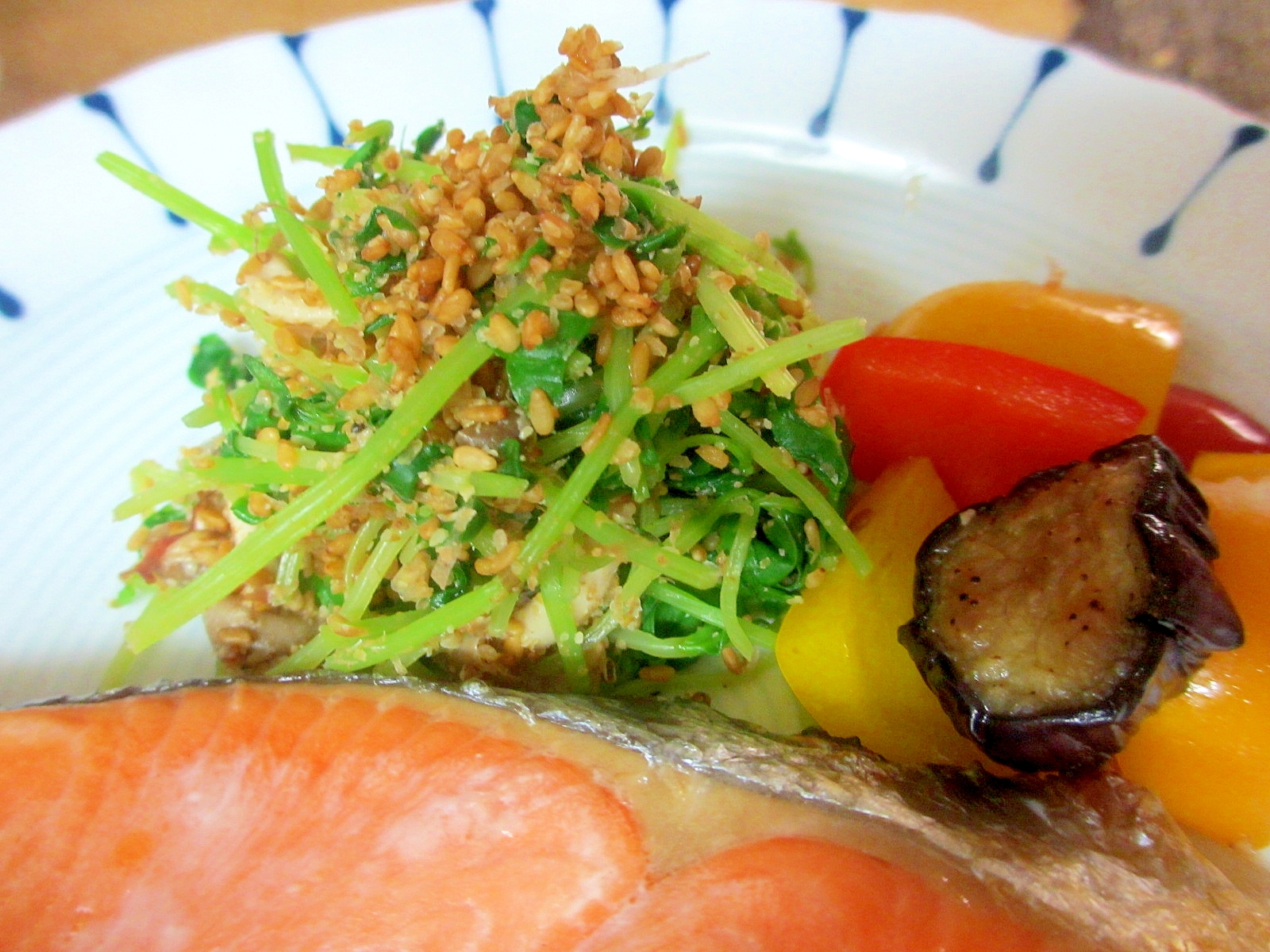 豆苗としめじのごま和え