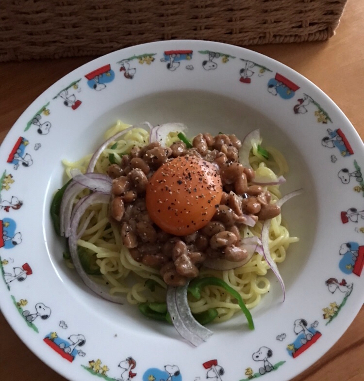 納豆と卵黄のせピーマン焼きそば