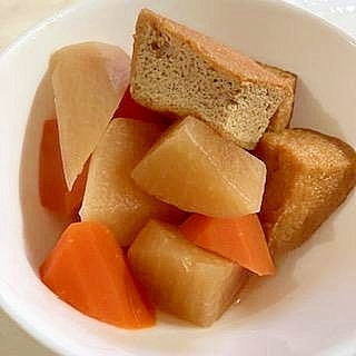 大根とにんじんと栃尾の油揚げの煮物