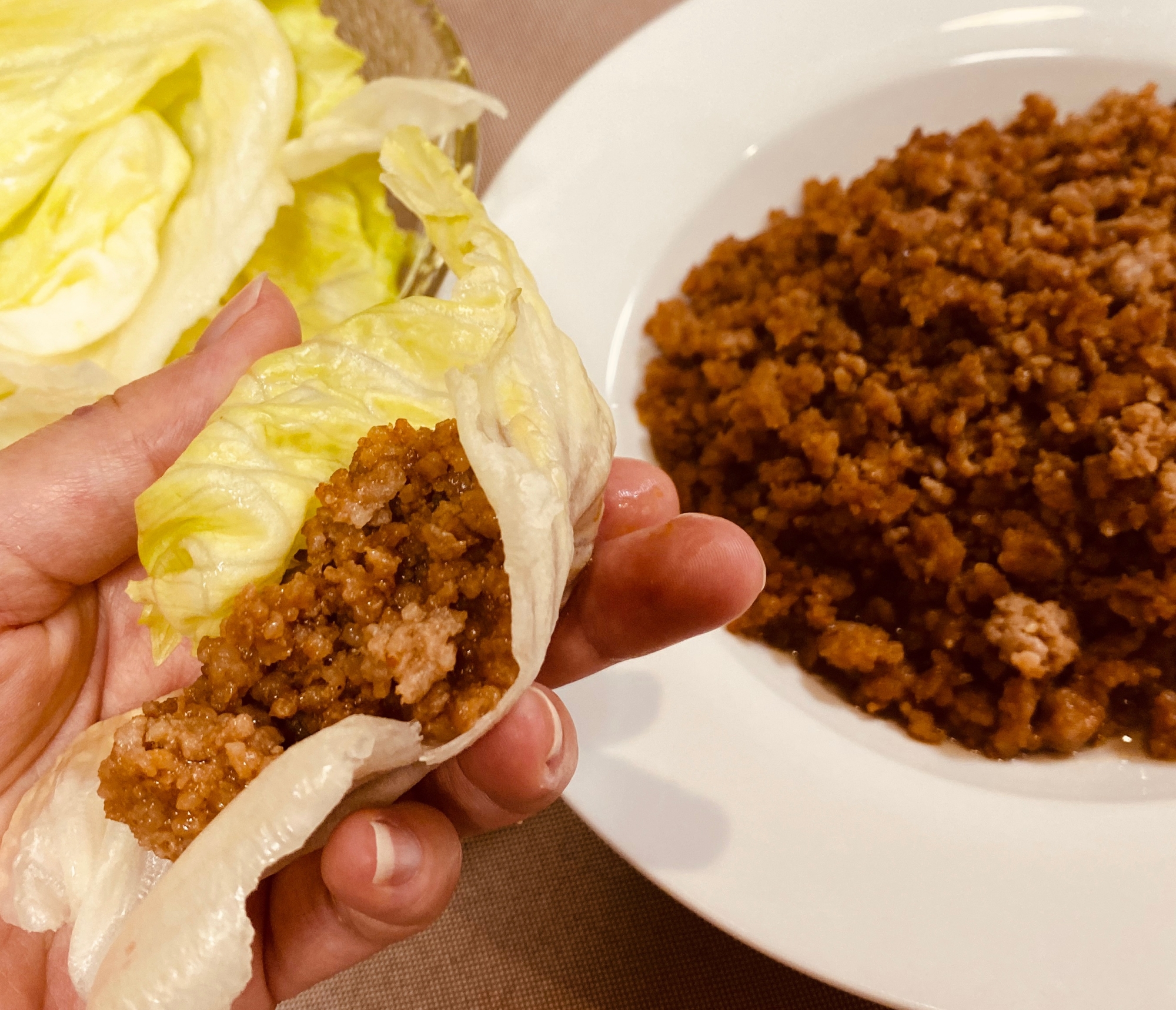 子どもも大好き！セルフで肉味噌のレタス包み