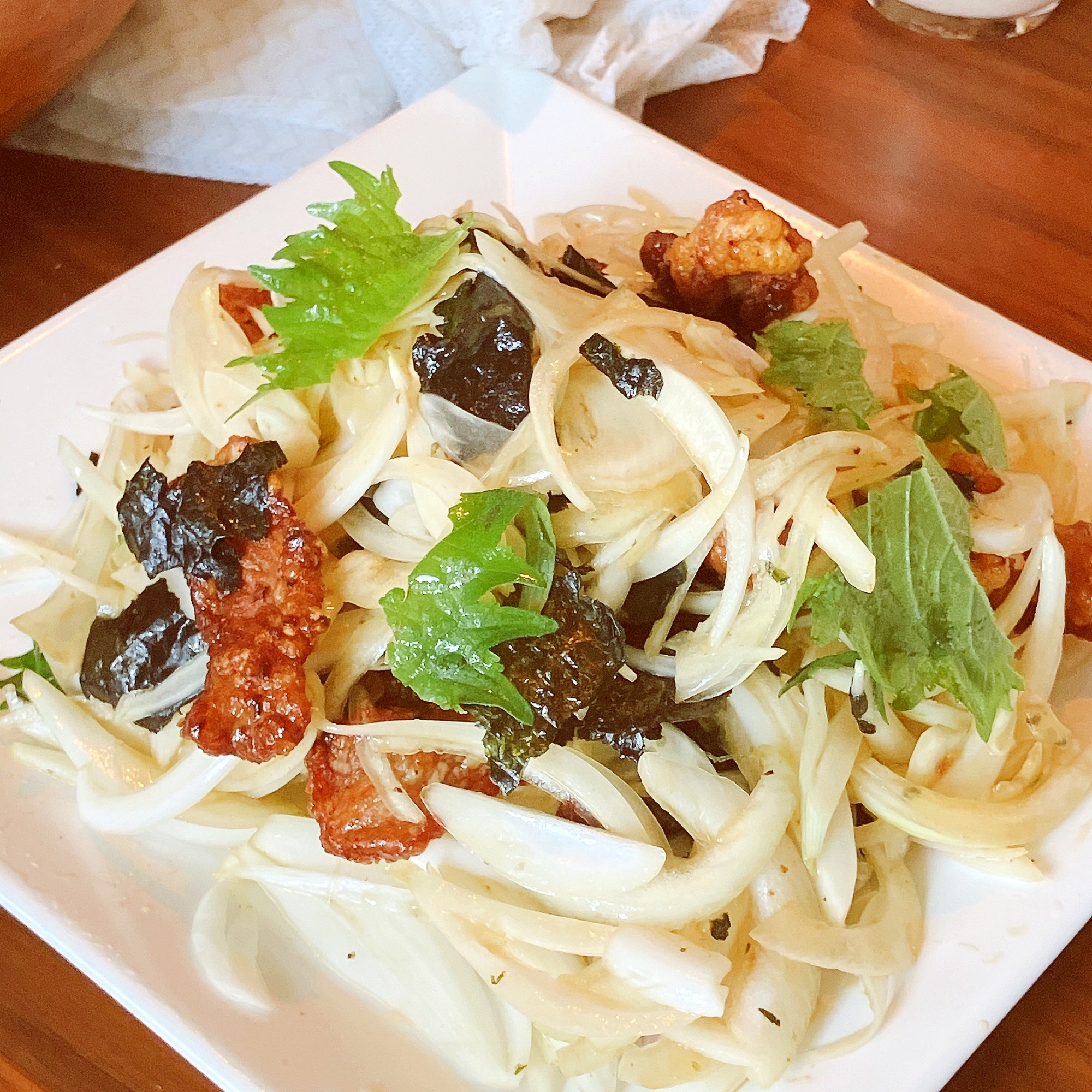 カリカリ♪新玉と豚肉のサラダ