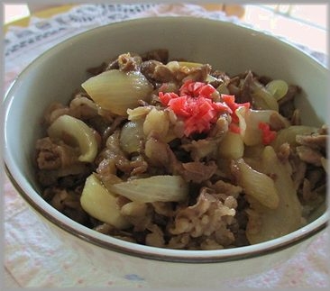 切り方変えるだけ！「玉ねぎシャキシャキ☆牛丼」